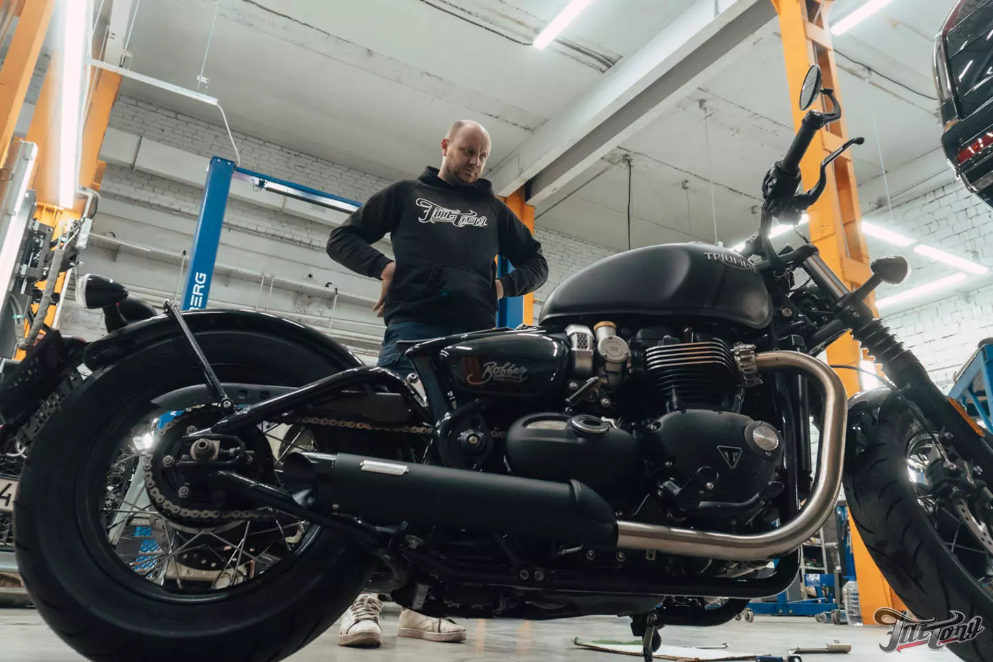 Поработали над выхлопной системой Triumph Bonneville Bobber 1200 и перешили на него сиденье